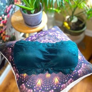 Spanx Undietectable Strapless Bandeau Bra